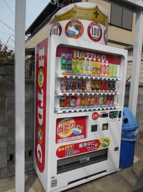 １００円の缶ジュースが売られている自販機