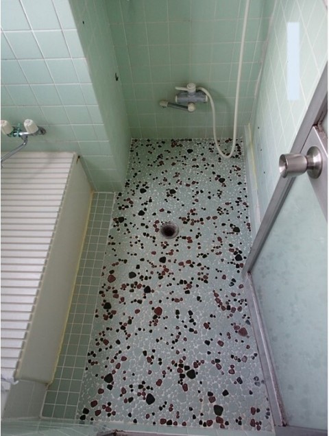 浴室床を滑りにくい材質に　施工前